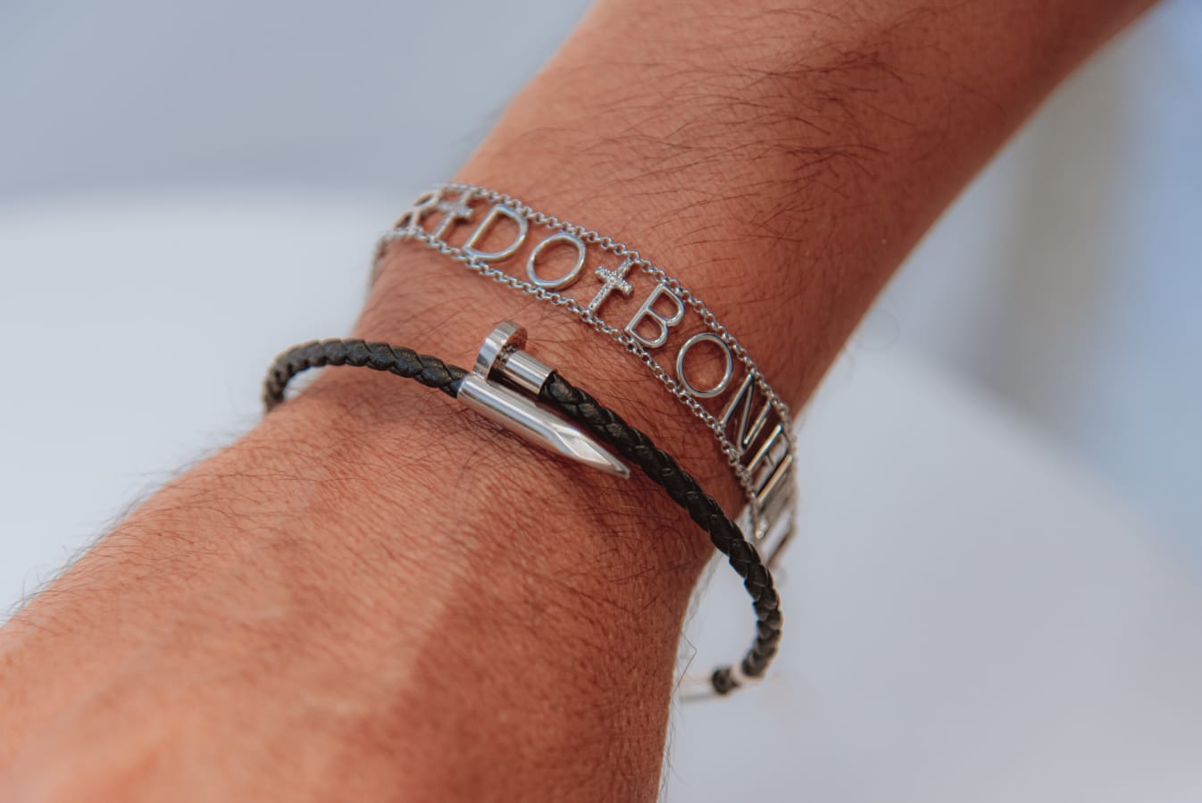 Pulseira Bracelete Couro Trançado e Prego