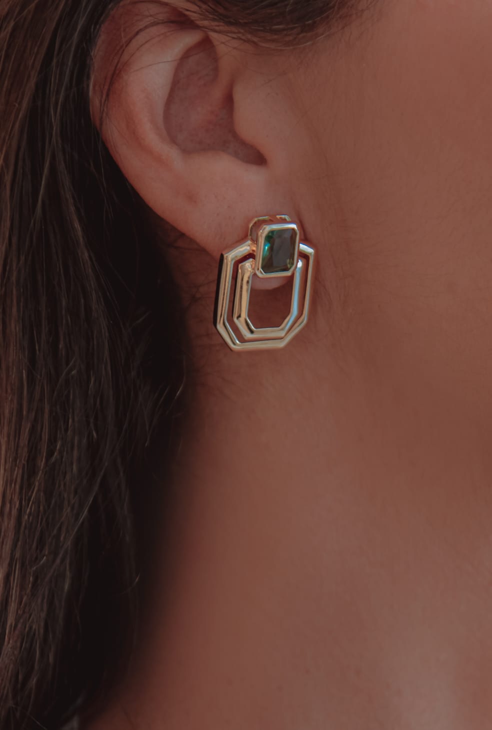 Brinco Médio Pedra Retangular Vazado 2 Voltas Verde