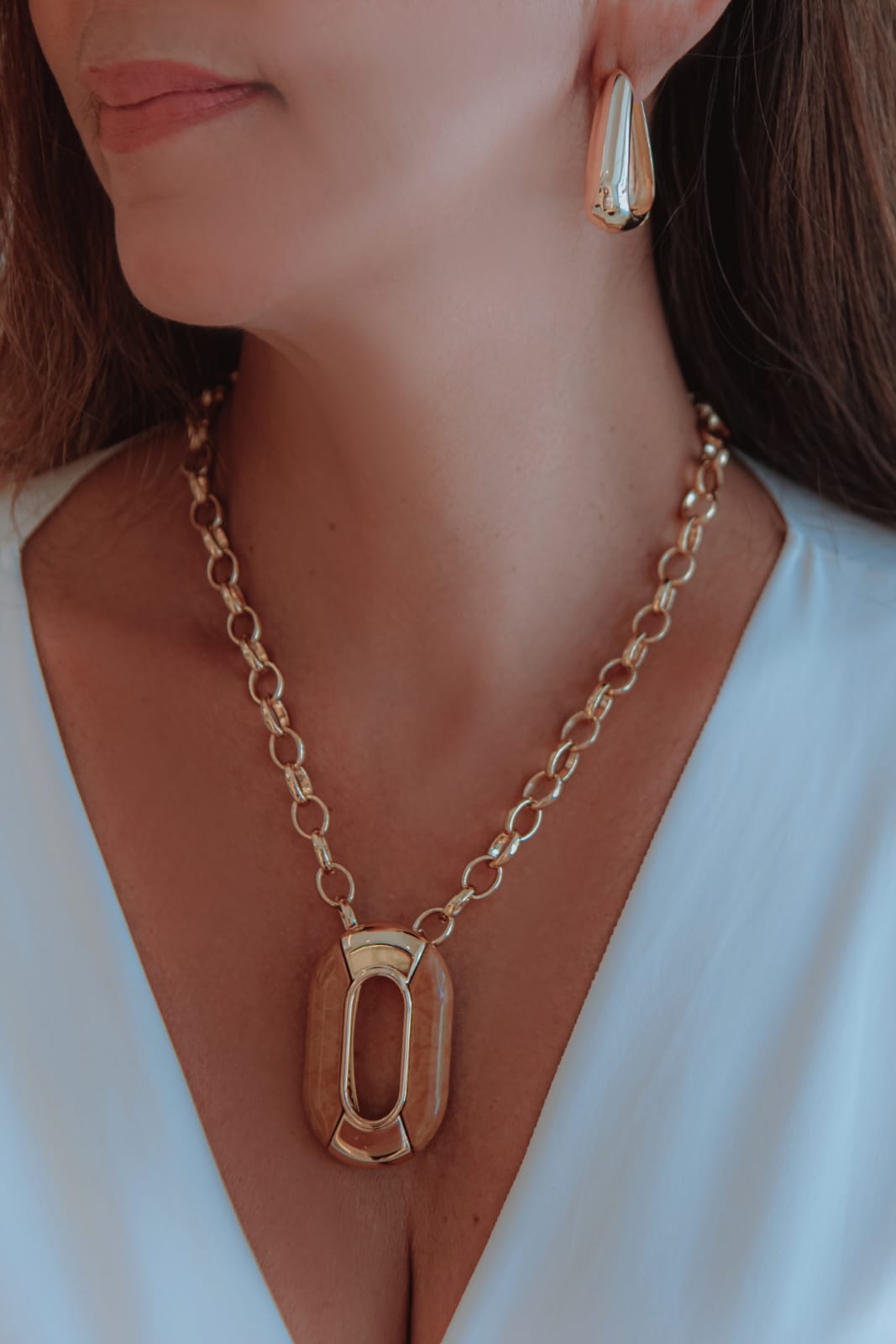 Argola Triangular Abaulada e Curva Dourada