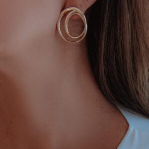 Brinco Oval Médio Liso Trançado 2 Voltas